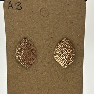 ✨5/$25✨ Elegant Textured Gold Leaf Earrings